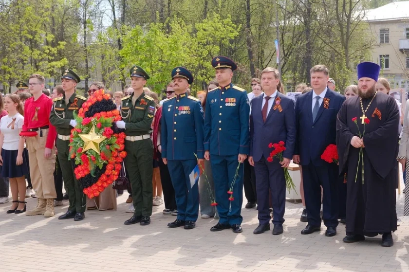 Память о подвиге советского народа почтили на Яблоневой аллее - у памятника фронтовому кинооператору прошла торжественная церемония, посвященная героям Великой Отечественной войны