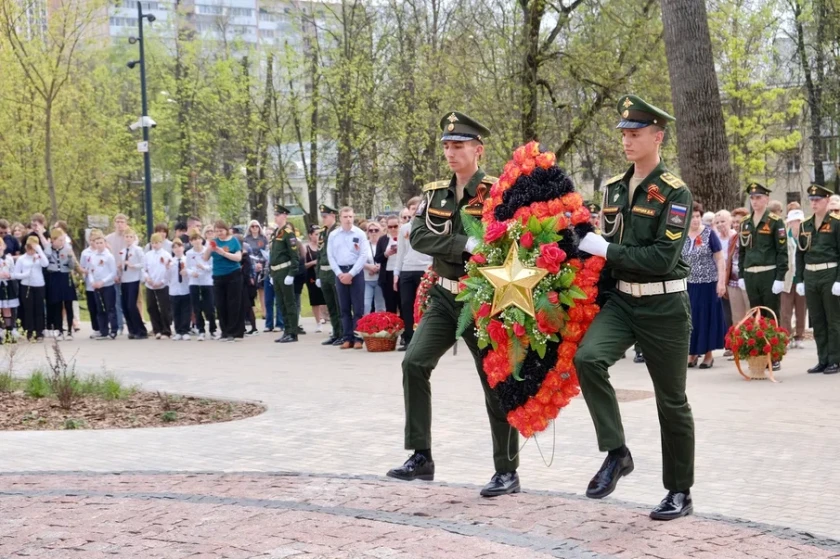 Память о подвиге советского народа почтили на Яблоневой аллее - у памятника фронтовому кинооператору прошла торжественная церемония, посвященная героям Великой Отечественной войны