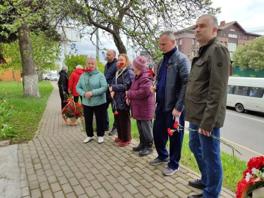 Жители деревни Гольево возложили цветы у памятника односельчанам, павшим в Великой Отечественной Войне