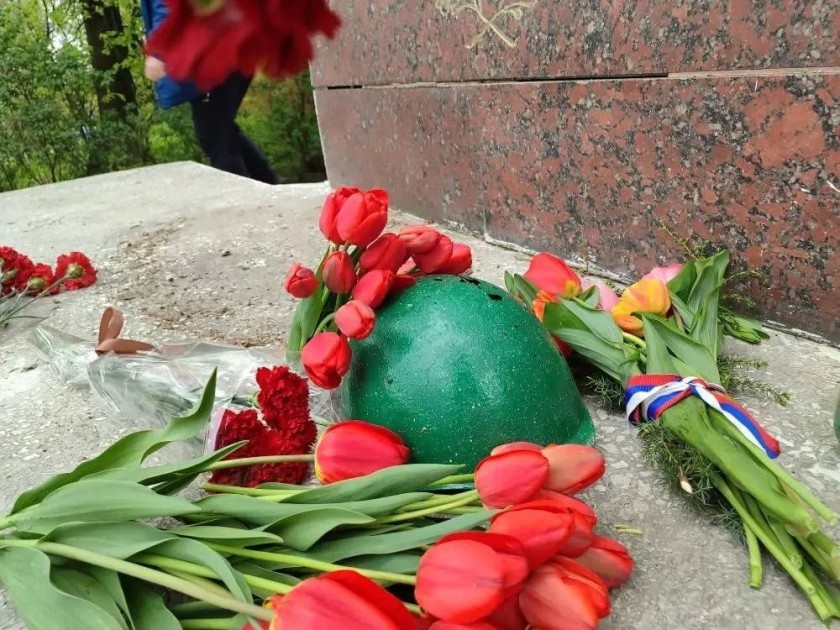 Жители деревни Гольево возложили цветы у памятника односельчанам, павшим в Великой Отечественной Войне