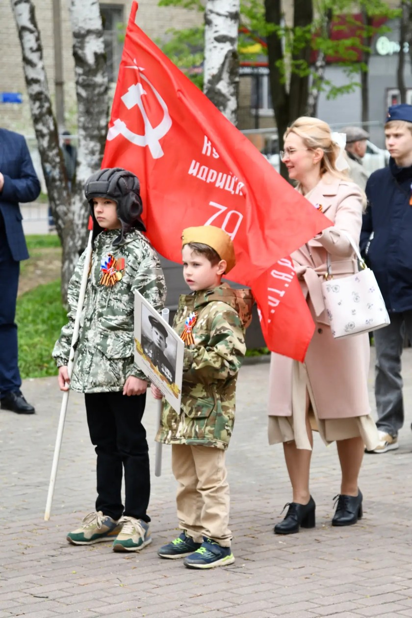 Торжественный митинг у памятника погибшим воинам Красногорского механического завода