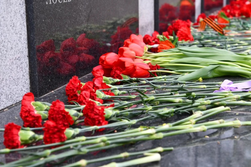 Торжественный митинг у памятника погибшим воинам Красногорского механического завода
