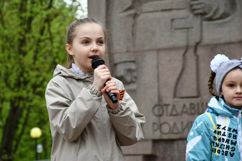 Торжественный митинг у памятника погибшим воинам Красногорского механического завода