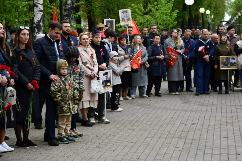 Торжественный митинг у памятника погибшим воинам Красногорского механического завода