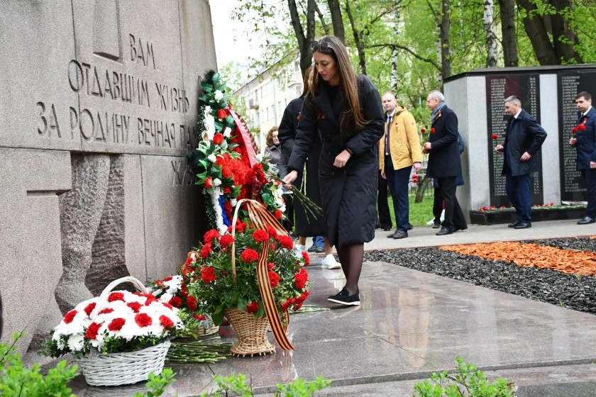 Торжественный митинг у памятника погибшим воинам Красногорского механического завода