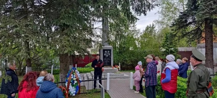 В деревне Бузланово прошел торжественный митинг и возложение цветов у памятника односельчанам, не вернувшимся с войны