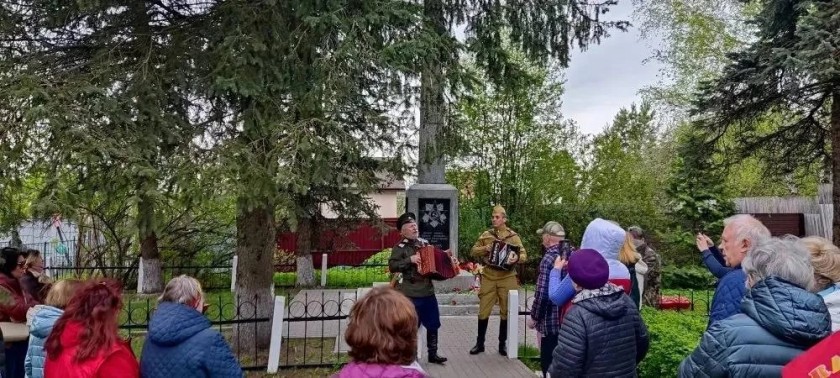 В деревне Бузланово прошел торжественный митинг и возложение цветов у памятника односельчанам, не вернувшимся с войны