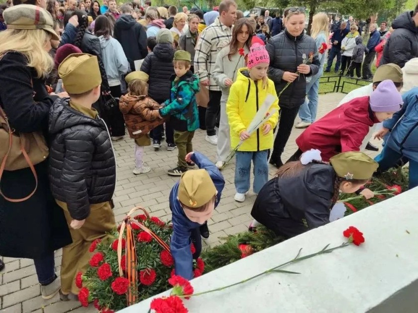 В деревне Поздняково прошел торжественный митинг у обелиска в память о воинах‑земляках