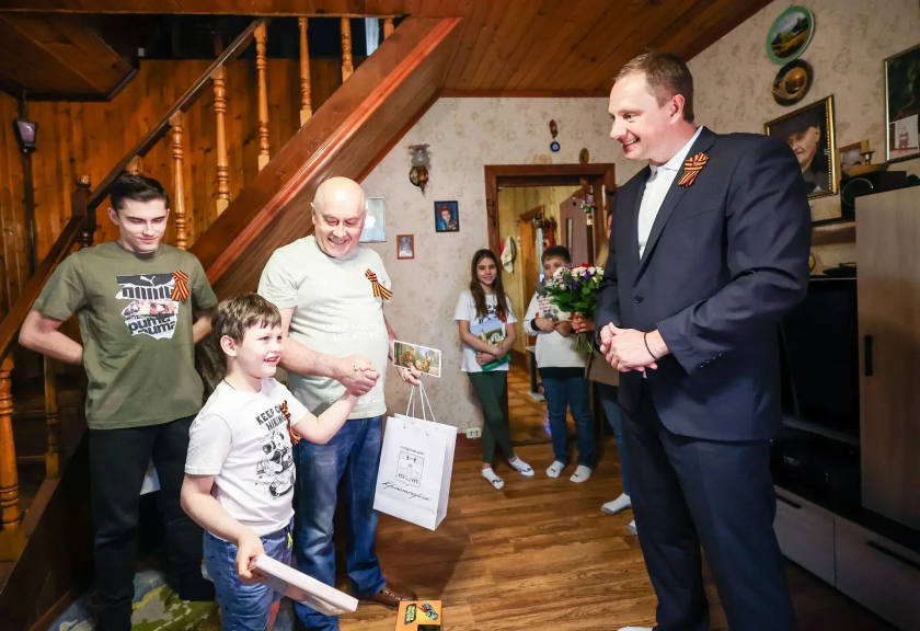 Дмитрий Волков поздравил семью героя СВО Романа Романова с Днем Великой Победы