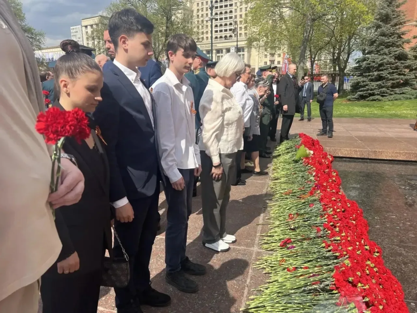 Учащиеся из Красногорска почтили память Неизвестного солдата и приняли участие в акции «Георгиевская ленточка»