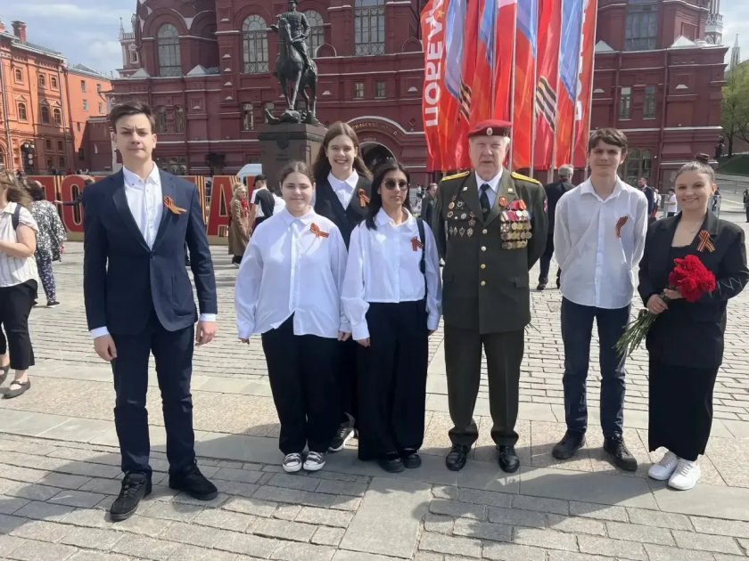 Учащиеся из Красногорска почтили память Неизвестного солдата и приняли участие в акции «Георгиевская ленточка»
