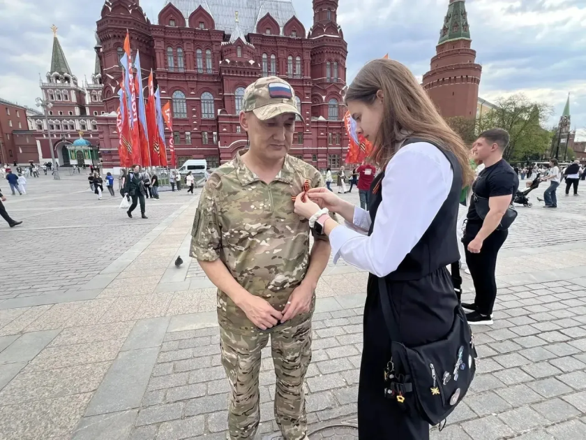 Учащиеся из Красногорска почтили память Неизвестного солдата и приняли участие в акции «Георгиевская ленточка»