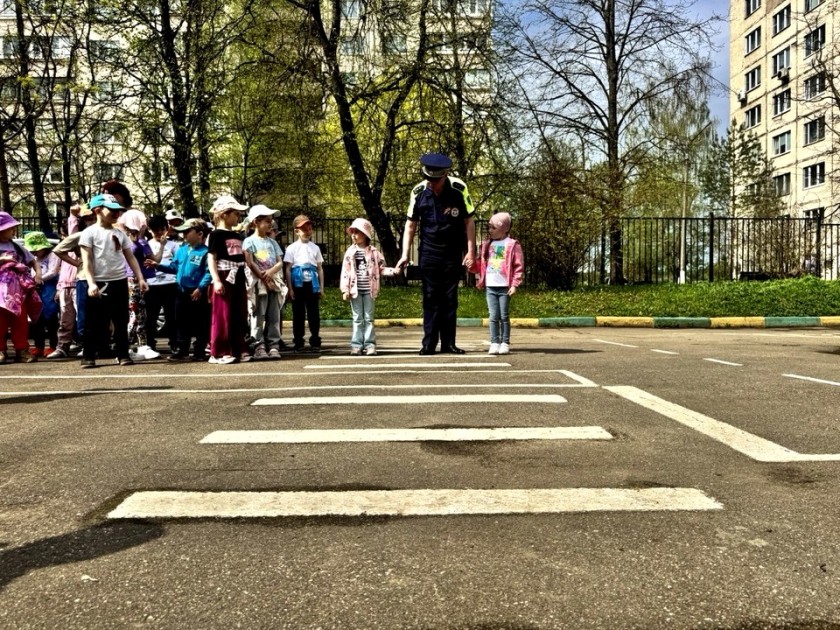 Светофор собирает друзей: Безопасность на дорогах начинается с малышей!
