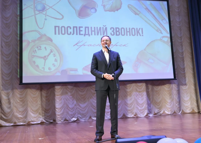 Дмитрий Волков поздравил выпускников школы «Мозаика» с «Последним звонком»