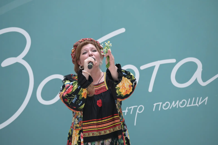 Песни для тех, кто ждет: в Красногорске прошел концерт для участниц «Клуба женщин СВО»