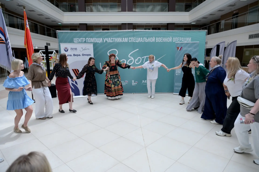 Песни для тех, кто ждет: в Красногорске прошел концерт для участниц «Клуба женщин СВО»