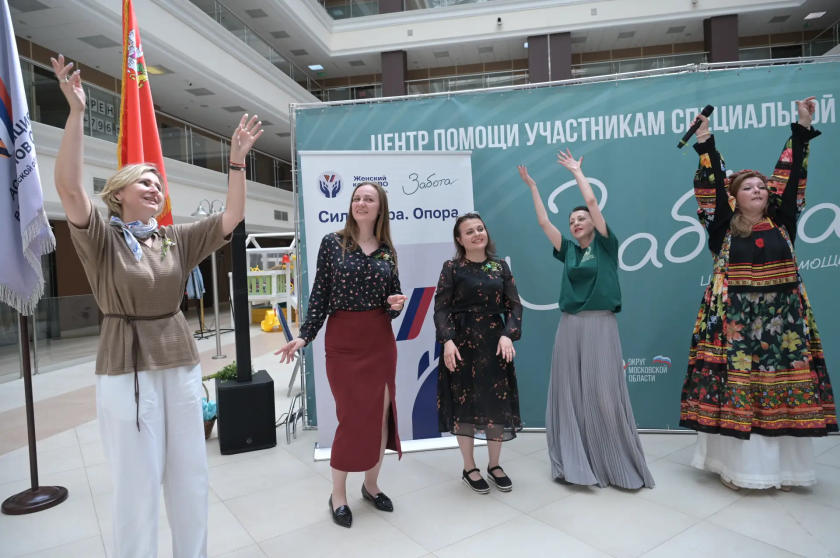 Песни для тех, кто ждет: в Красногорске прошел концерт для участниц «Клуба женщин СВО»
