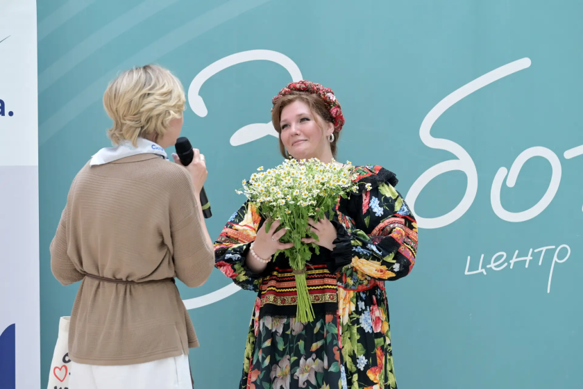 Песни для тех, кто ждет: в Красногорске прошел концерт для участниц «Клуба женщин СВО»