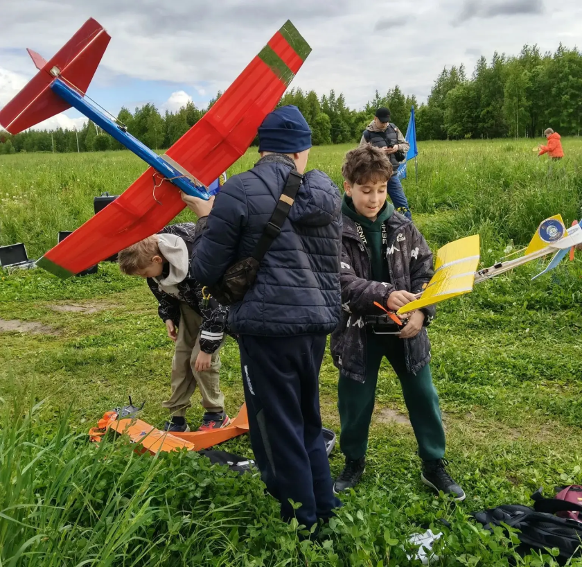 Авиамоделисты клуба «ЗИГЗАГ» Образовательного центра «ЛИДЕР» подвели итоги учебного года на слете юных авиаторов «Небо открыто для всех»
