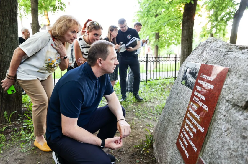 Дмитрий Волков проверил ход благоустройства площади Оптиков в Красногорске