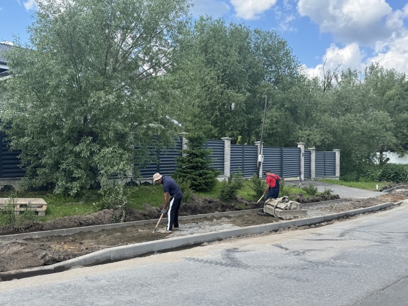 Новые тротуары и асфальт: в деревне Поздняково начались дорожные работы