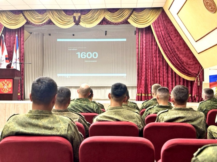 В подмосковном Красногорске состоялась встреча сотрудников Госавтоинспекции с личным составом инженерно-маскировочного полка