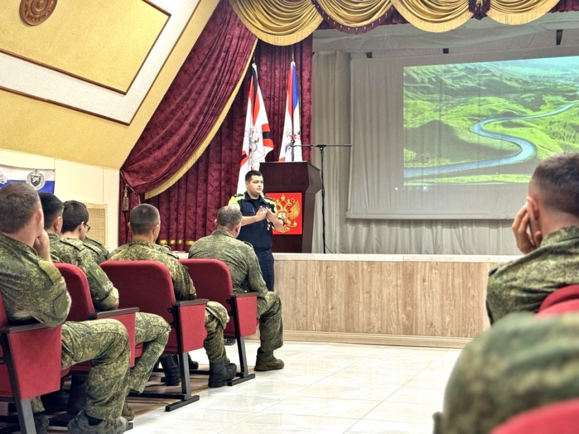 В подмосковном Красногорске состоялась встреча сотрудников Госавтоинспекции с личным составом инженерно-маскировочного полка