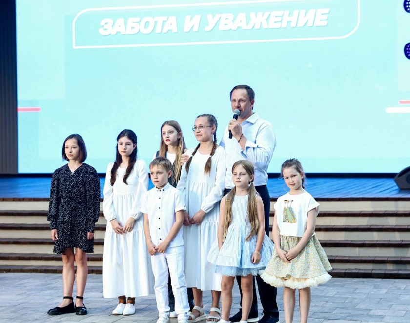 Дмитрий Волков выступил с отчетом перед жителями в «Зеленом театре» Городского парка Красногорска