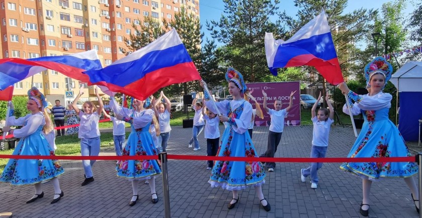 В Путилково на Площади любви состоялся праздник «Россия, мы дети твои!»