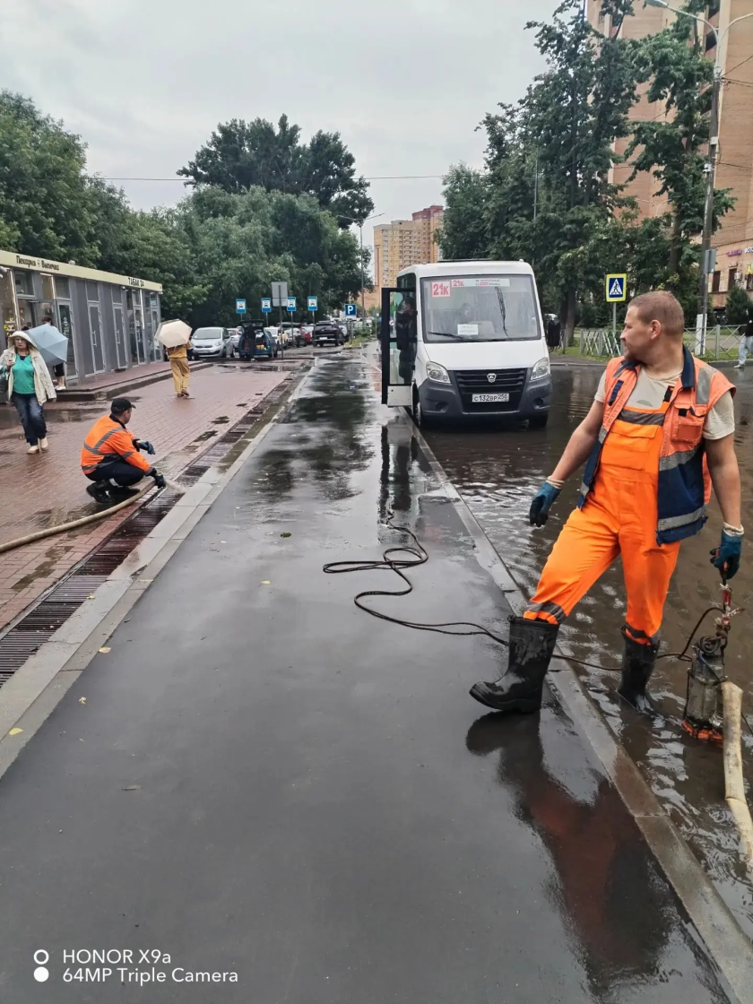 Коммунальные службы Красногорска устраняют подтопления территории