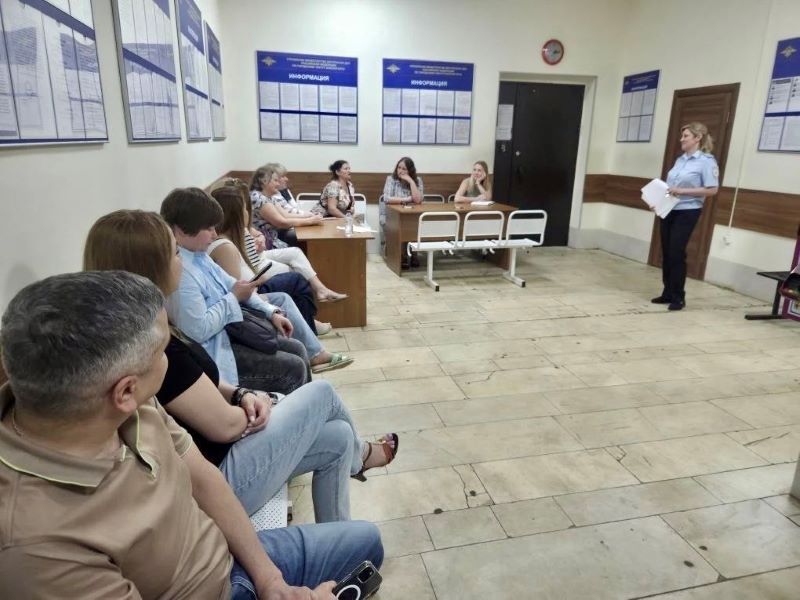 В Красногорске заместитель начальника отдела по вопросам миграции УМВД провела рабочую встречу