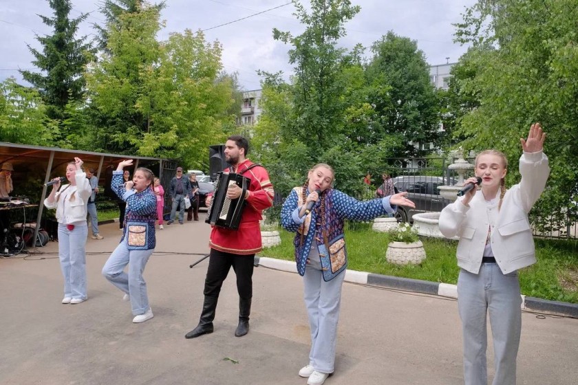 Праздник под окнами: артисты клуба «Мечта» подарили концерт медикам Красногорска