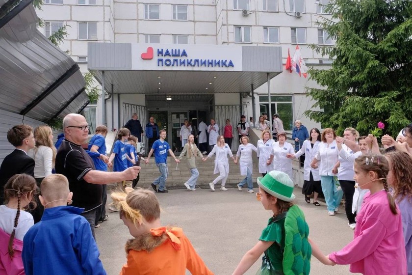 Праздник под окнами: артисты клуба «Мечта» подарили концерт медикам Красногорска