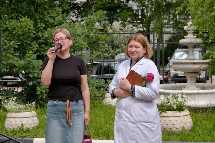 Праздник под окнами: артисты клуба «Мечта» подарили концерт медикам Красногорска