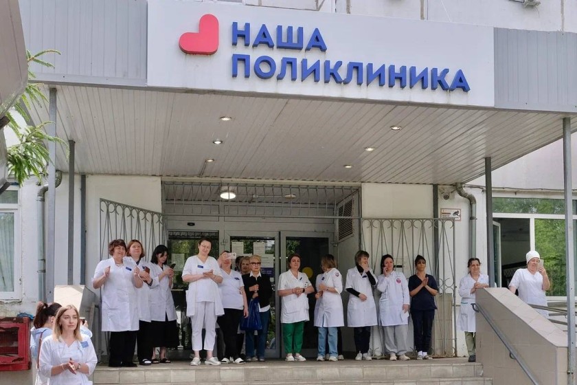 Праздник под окнами: артисты клуба «Мечта» подарили концерт медикам Красногорска
