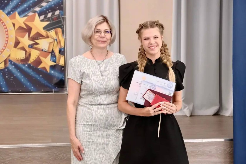 Экзамены позади, аттестаты уже в руках — выпускники школы в Опалихе отметили окончание учёбы