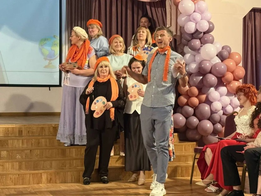 В Красногорском лицее №4 состоялся вернисаж, к которому здесь готовились долгие 11 лет