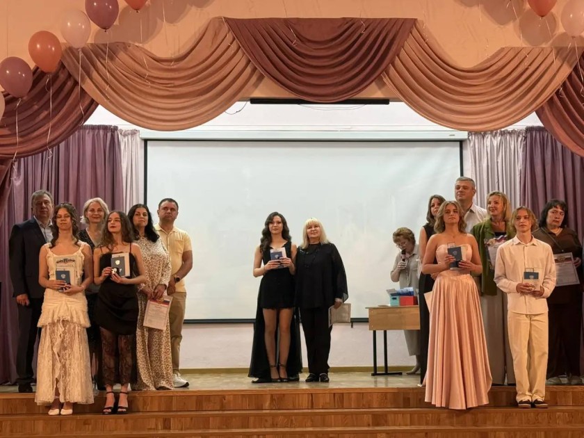 В Красногорском лицее №4 состоялся вернисаж, к которому здесь готовились долгие 11 лет