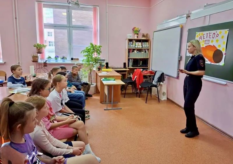 Полицейская в Красногорске провела профилактические беседы в школьном лагере