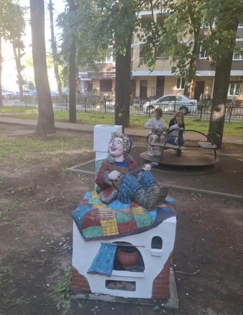 В сквере на улице Советской вновь радуют глаз обновленные фигуры