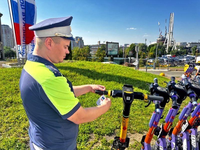 Госавтоинспекторы в Красногорске разъяснили участникам дорожного движения о правилах использования средствами индивидуальной мобильности
