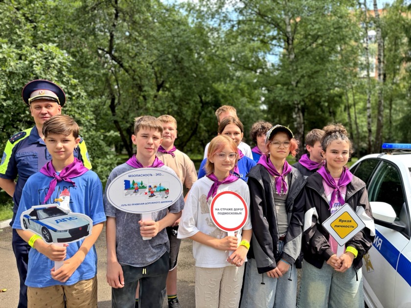 В подмосковном Красногорске на базе лагеря дневного пребывания «Сказочный» сотрудники Подмосковной Госавтоинспекции – познакомили ребят с профессией полицейского