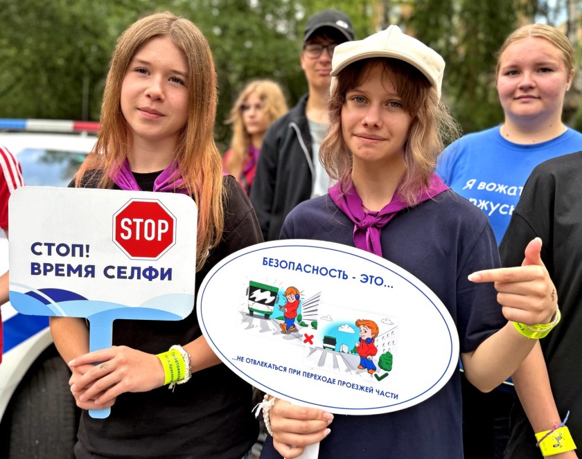 В подмосковном Красногорске на базе лагеря дневного пребывания «Сказочный» сотрудники Подмосковной Госавтоинспекции – познакомили ребят с профессией полицейского