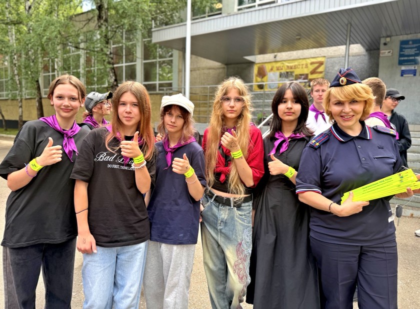 В подмосковном Красногорске на базе лагеря дневного пребывания «Сказочный» сотрудники Подмосковной Госавтоинспекции – познакомили ребят с профессией полицейского