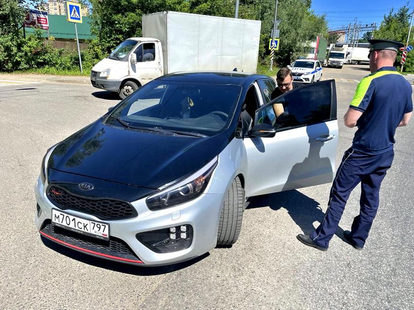 В рамках профилактического мероприятия «тонировка» сотрудники Госавтоинспекции напомнили водителям о строгом соблюдении правил дорожного движения