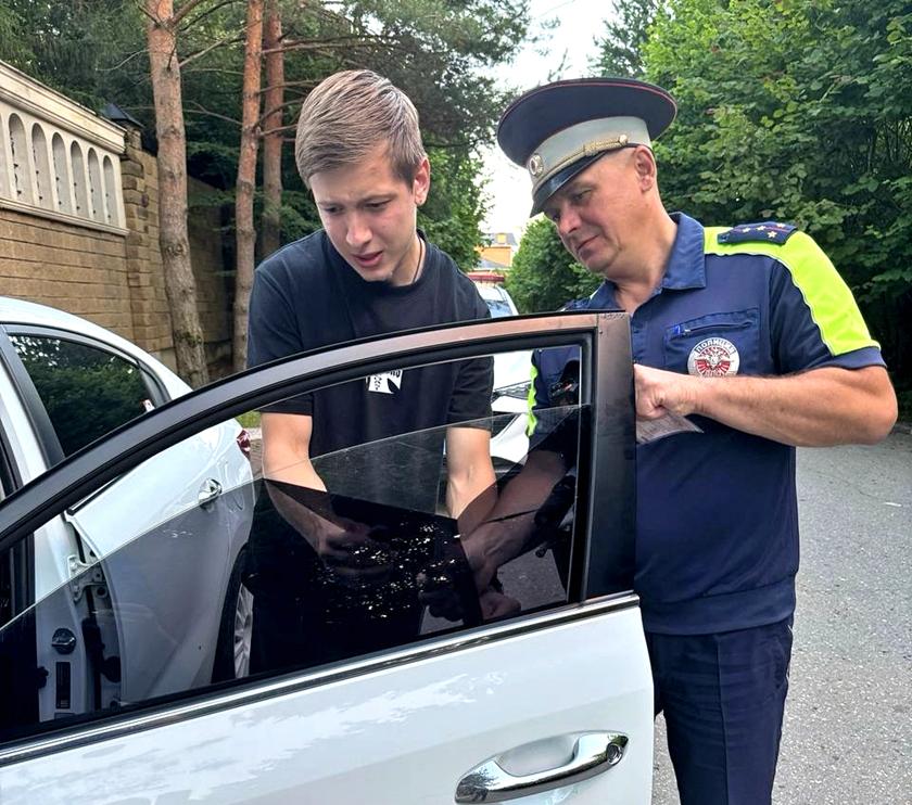 В рамках профилактического мероприятия «тонировка» сотрудники Госавтоинспекции напомнили водителям о строгом соблюдении правил дорожного движения