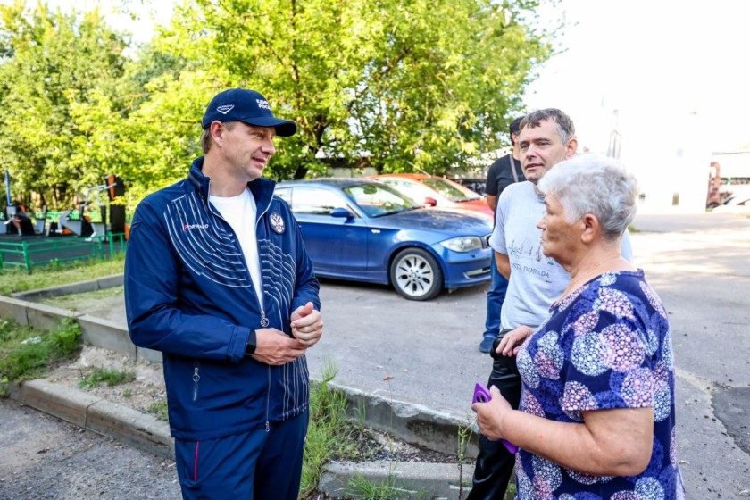 Глава Красногорска Дмитрий Волков проконтролировал решение проблем в Опалихе: ремонт кровли, благоустройство и обратная связь с жителями