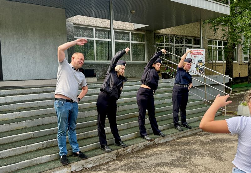 В Красногорске сотрудники полиции и общественник провели «Зарядку со стражем порядка» в школьном лагере
