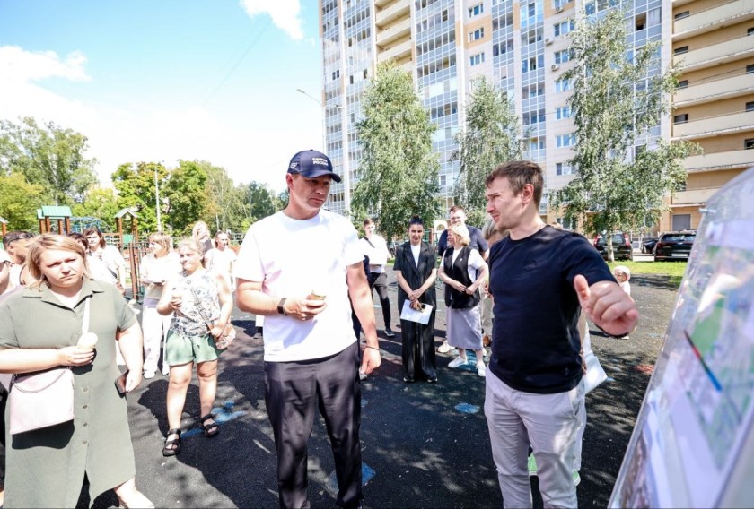 Дмитрий Волков встретился с жителями дома на улице Народного Ополчения