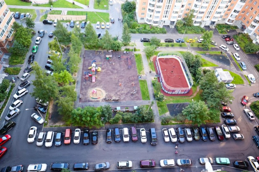 Дмитрий Волков встретился с жителями дворов на Успенской и Братьев Горожанкиных после завершения благоустройства
